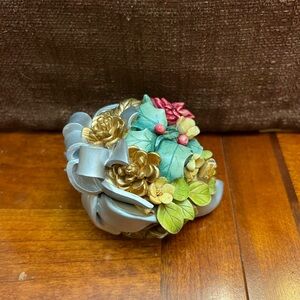 Harmony Kingdom Garden ~
Christmas Bouquet~ Marble Resin
Box Figurine ~ Signed